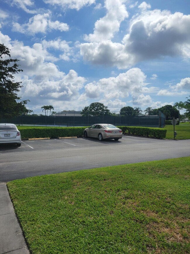 Foto del edificio - 14629 Canalview Dr
