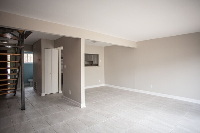 Foto del edificio - A Beautifully Renovated Modern Townhome!