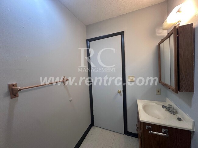 Building Photo - 1005-4 Oak-