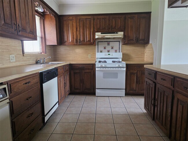 Building Photo - 705 N Circle Dr