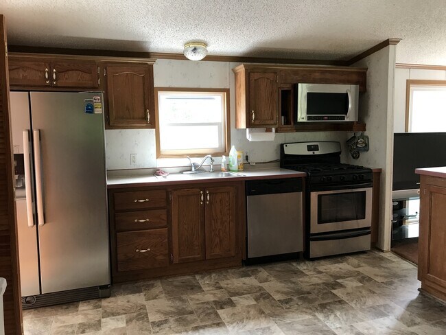 Building Photo - Welcome to this Spacious 3 Bedroom, 2 Bath...
