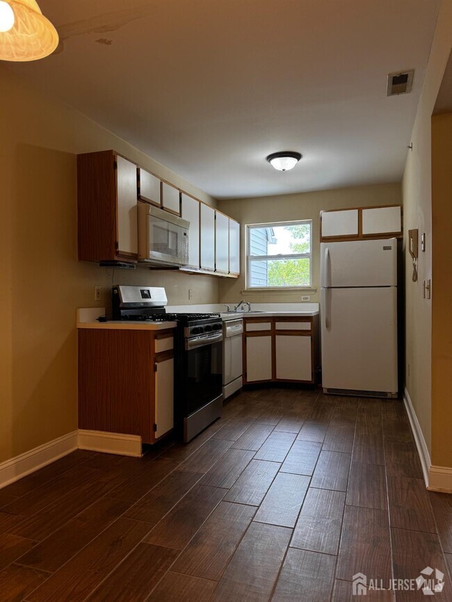 Building Photo - 388 Keswick Dr