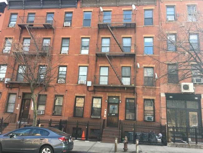 Foto del edificio - 677 Classon Avenue