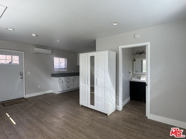 Foto del edificio - 5460 Burnet Ave