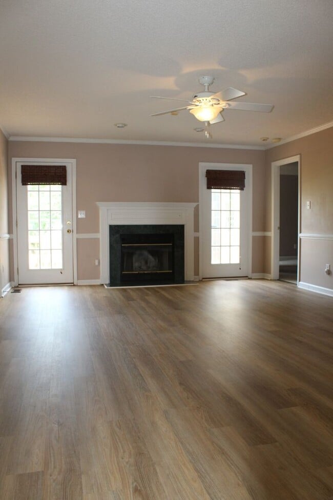 Building Photo - Aarons Place