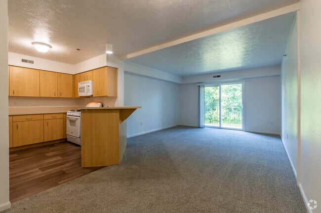 1BD, 1BA - 732SF - Traditional - Dining/Living Room - Trillium Pointe Apartment Homes