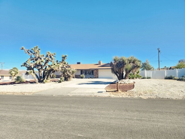 Building Photo - Large 3 Bedroom 2 Bath Home Close to Onaga Elementary