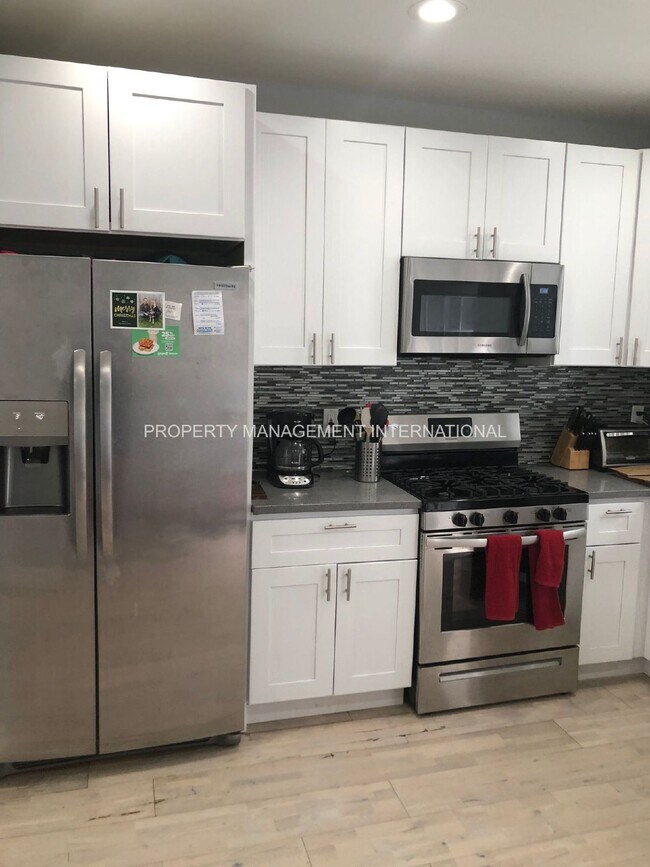 Building Photo - Beautiful 3 bedroom home with main bedroom...