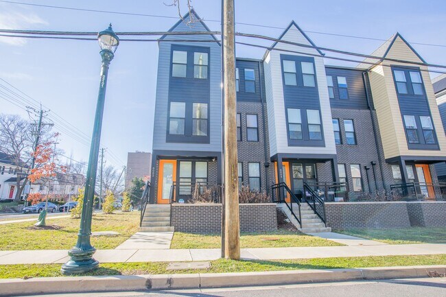 Foto del edificio - Gorgeous 4 BR/3.5 BA EOG Townhome in Silve...
