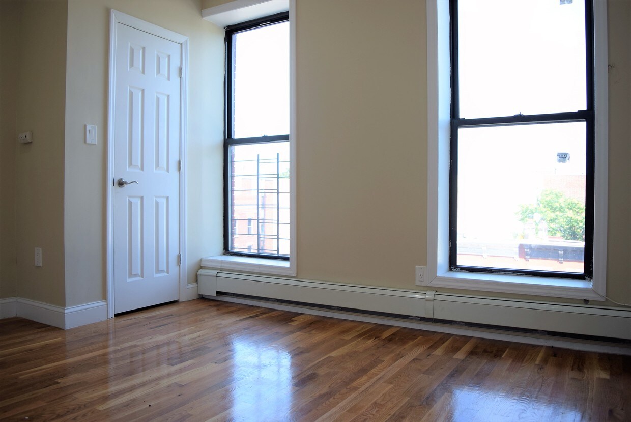 Foto principal - 758 Marcy Ave