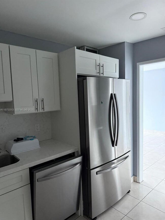 Building Photo - 400 Kings Point Dr