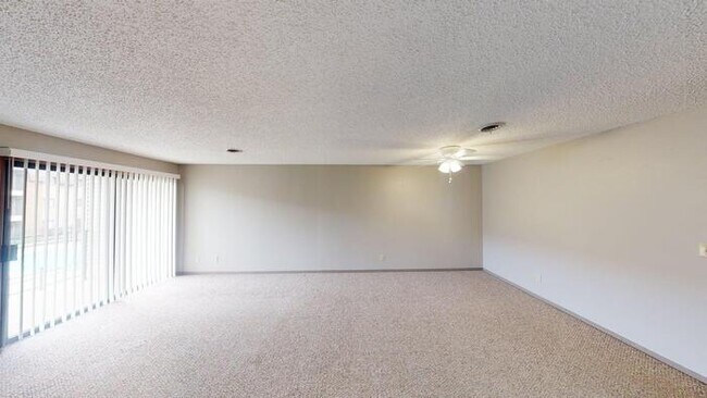 Foto del edificio - 1727 N Grandview Ln