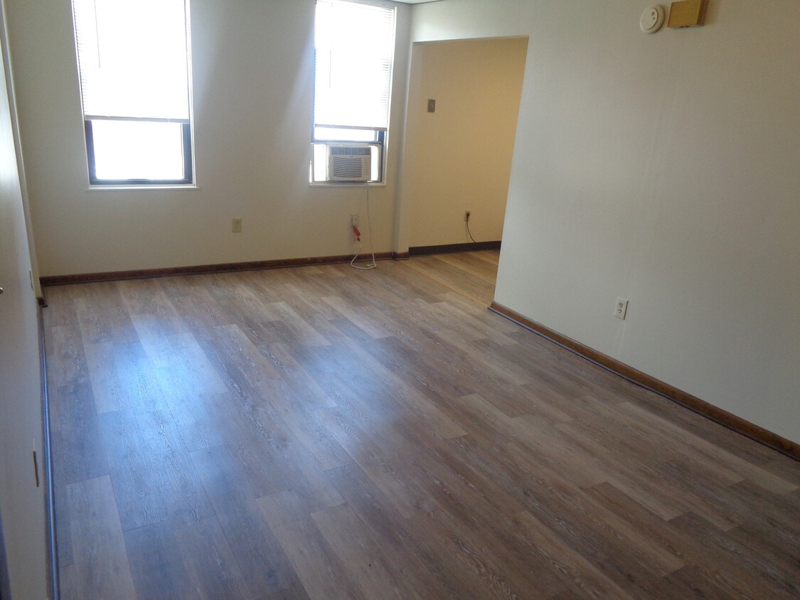 Foto principal - 1600 W Railroad St