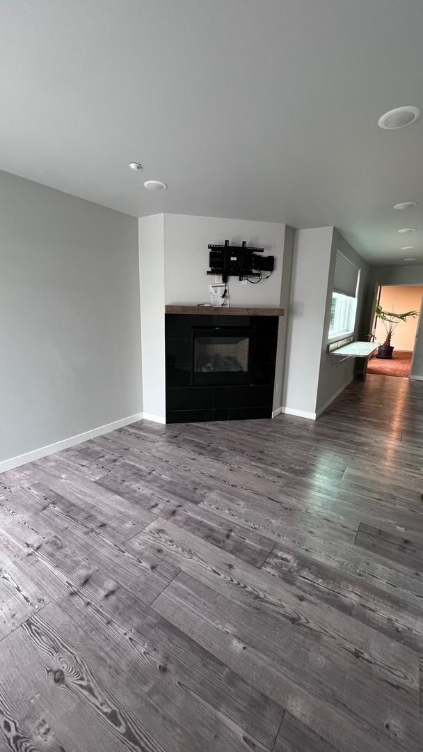 Building Photo - Half Off First Months Rent in Davenport!