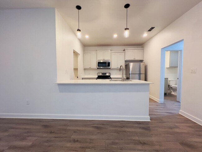Foto del edificio - PRE-LEASING FOR JUNE OR JULY! Spacious 3-Bedroom Townhouse Near Texas Tech