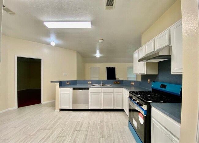 Building Photo - 20334 Linden Tree Dr