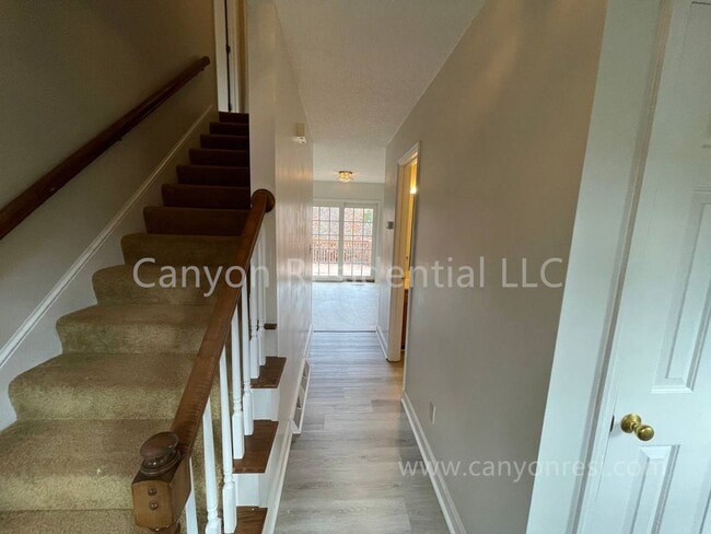 Building Photo - Beautiful 3b Room!Move in ready!