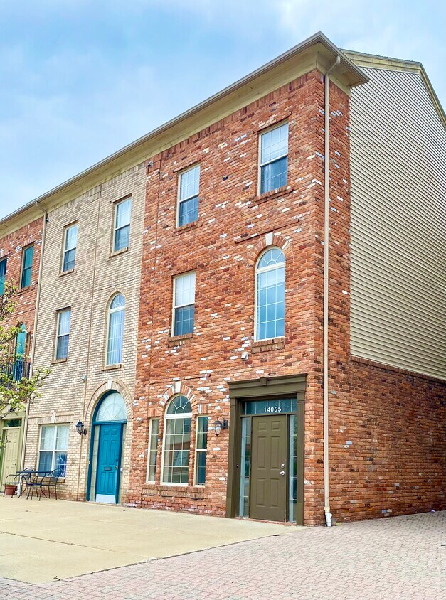 14055 Lakeside Blvd N Unit 28, Shelby Township, MI 48315 Condo for