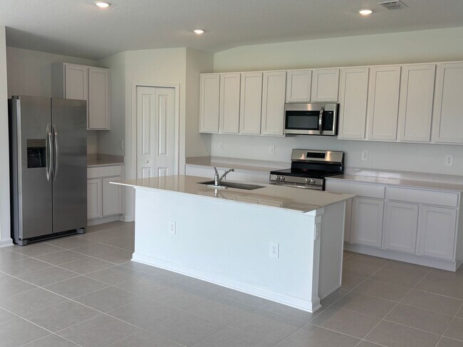 Foto del edificio - Welcome to Your Dream Home in Eagle Lake