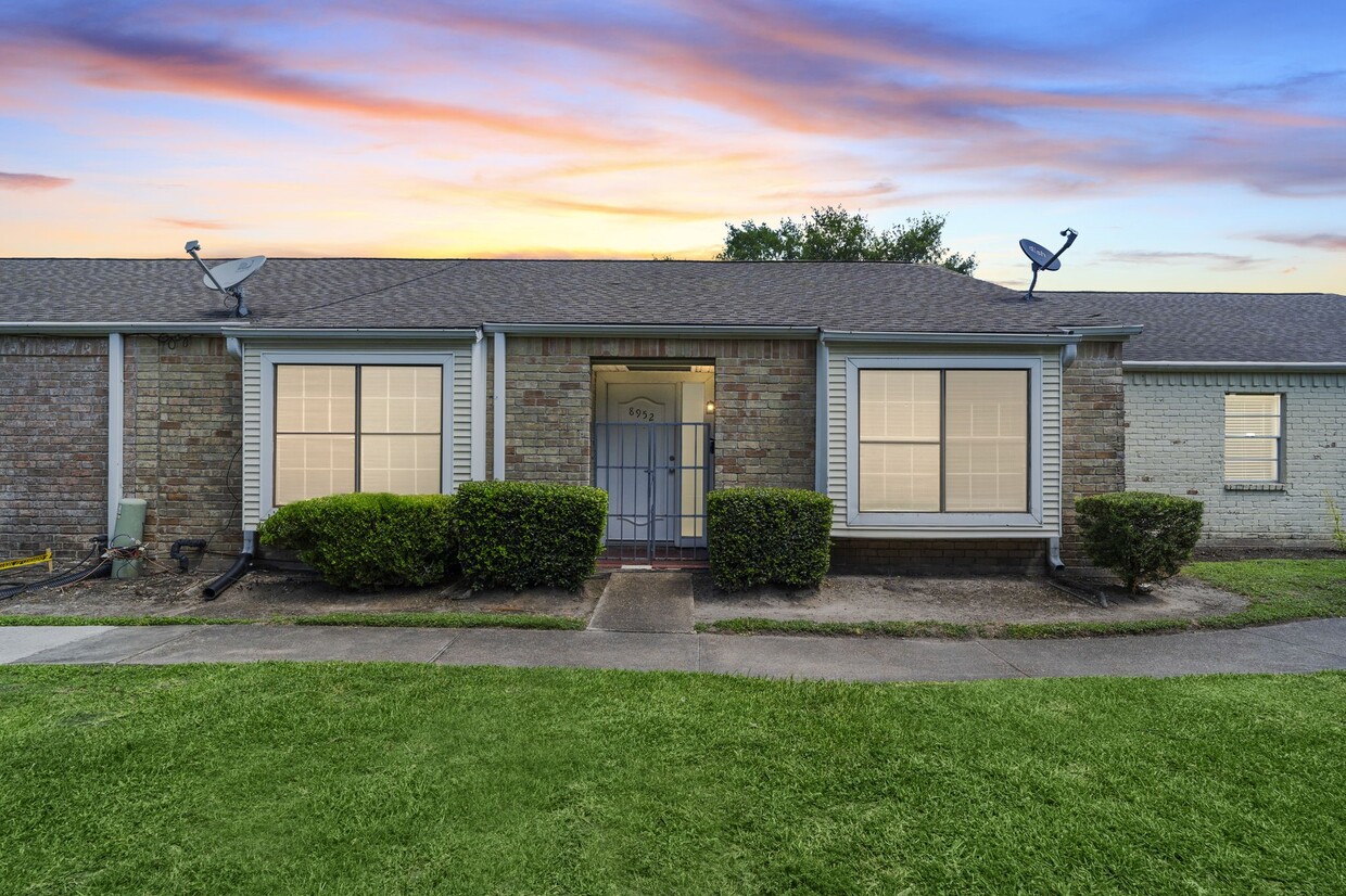 Primary Photo - 8952 Wilcrest Dr