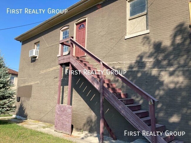Building Photo - 1 Bedroom Upstairs Apartment, Move in Ready!