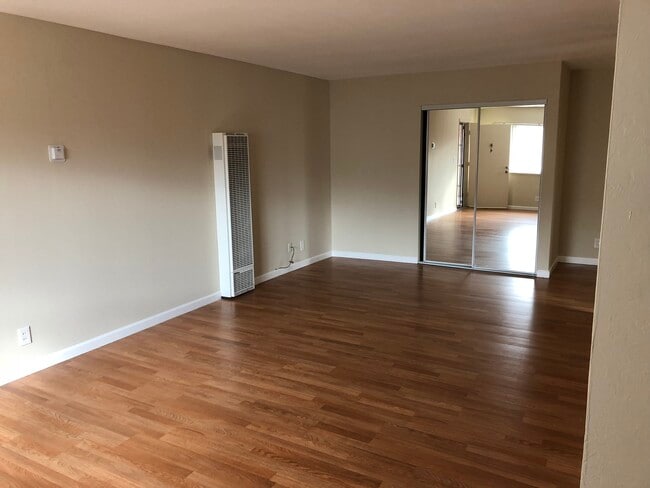 Bright Large Open Living - 646 Arbutus Ave