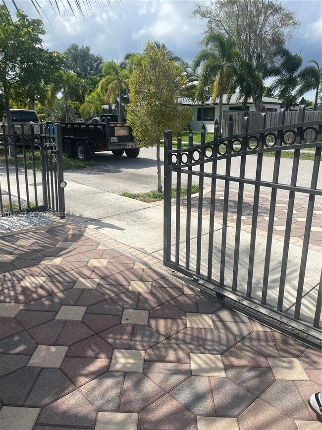 Foto del edificio - 240 NE 27th St