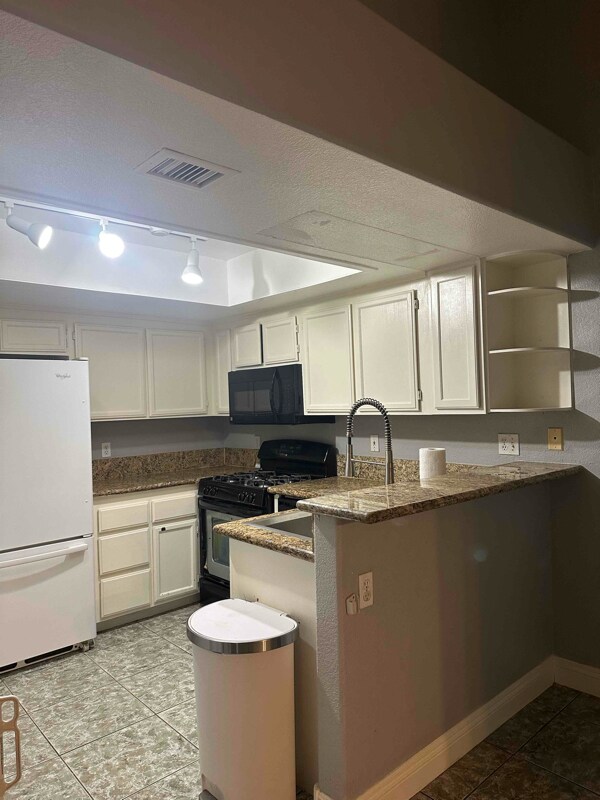 Building Photo - 950 N Sloan Ln