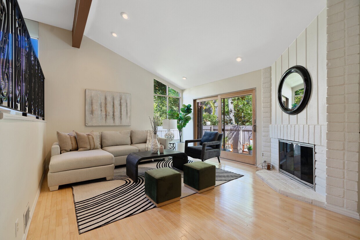 Primary Photo - 1307 Palisades Dr