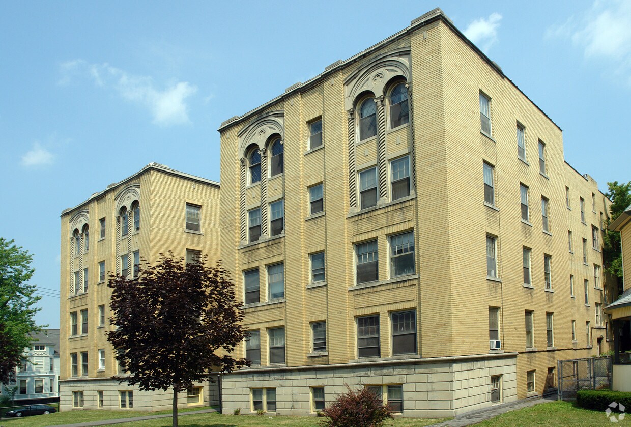 Commodore Apartments 1505 E Genesee St Syracuse, NY Apartments for
