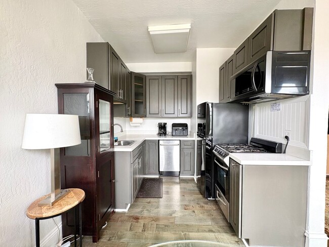 Building Photo - Fantastic Junior 1 bed in Cow Hollow with stunning SF skyline Views