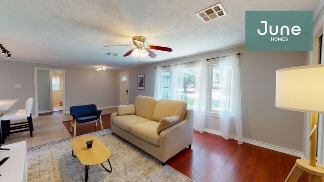 Foto del edificio - ROOM ONLY in 3-bed/2.0-bath Home