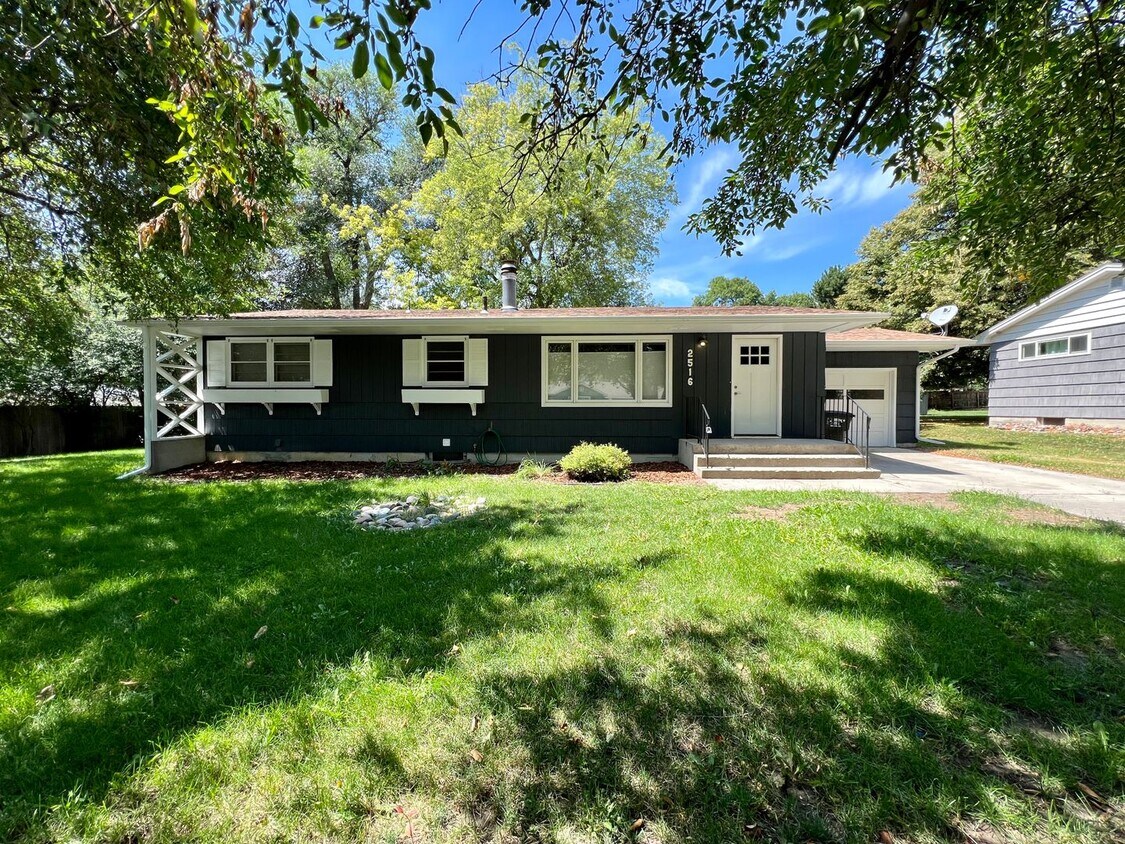 Foto principal - Updated 4 bed 2 bath house!