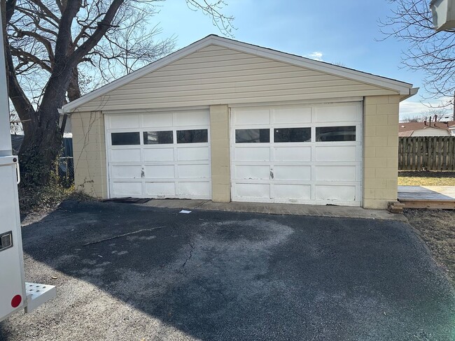 Building Photo - Three bedroom, 1.5 bath home available wit...