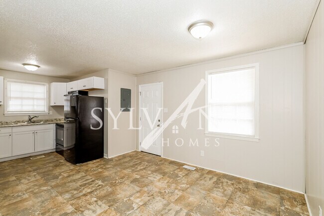 Foto del edificio - Come view this charming 3BR 1BA brick home
