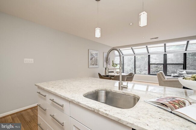 Foto del edificio - 1029 N Stuart St