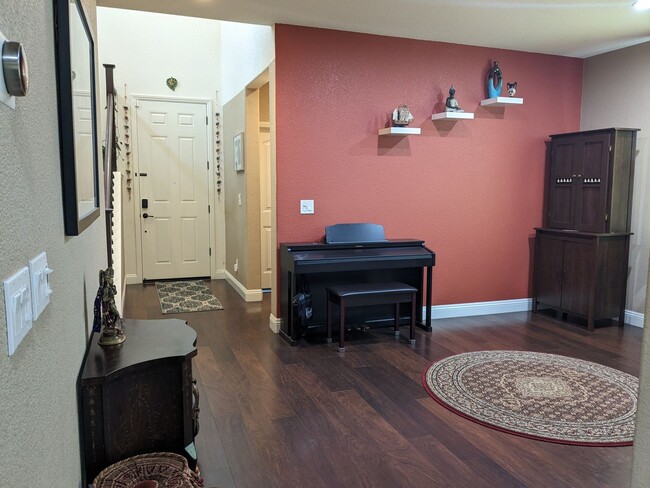 Building Photo - Lovely 4 Bedroom Blackstone Home