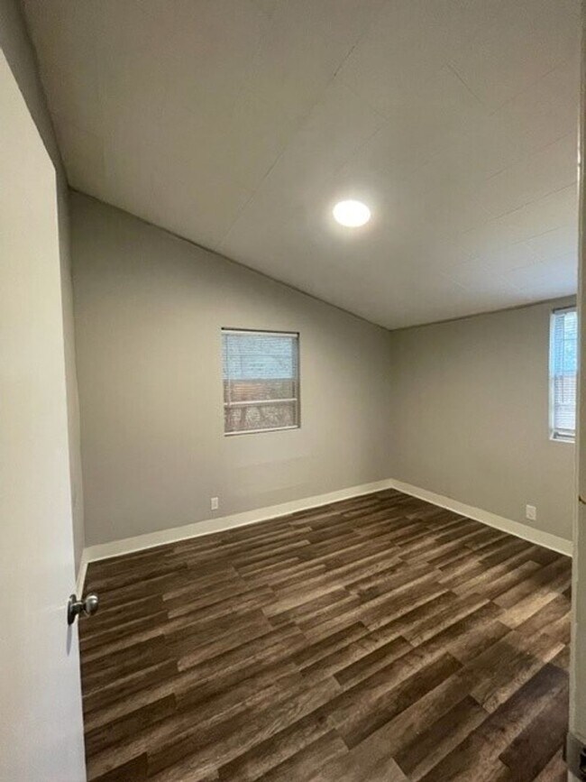 Foto del edificio - 3 bed/1 bath on a corner lot!