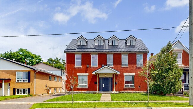 Building Photo - 520 Egerton St