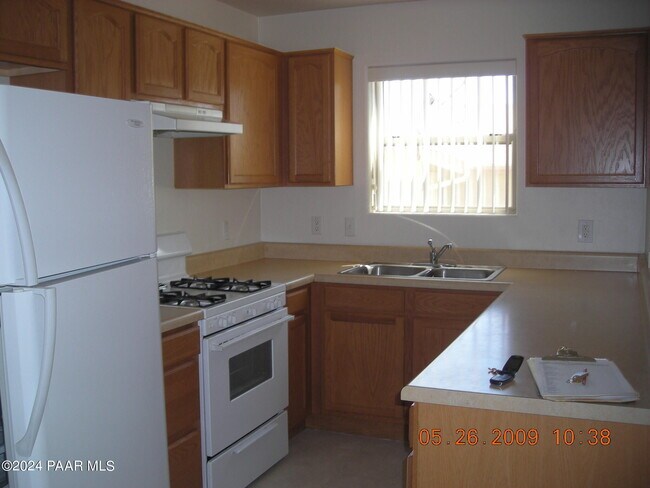 Building Photo - 9476 E Lakeshore Dr