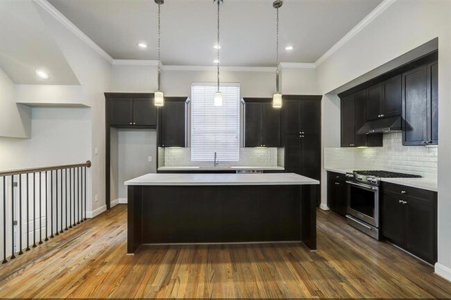 Foto del edificio - 1040 W 26th St