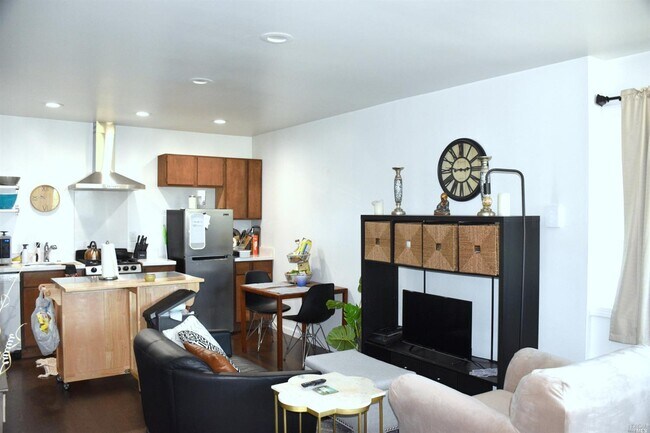 Building Photo - 25 Dominican Dr