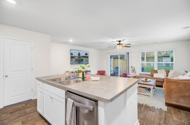 Building Photo - 4615 Palm View Cir