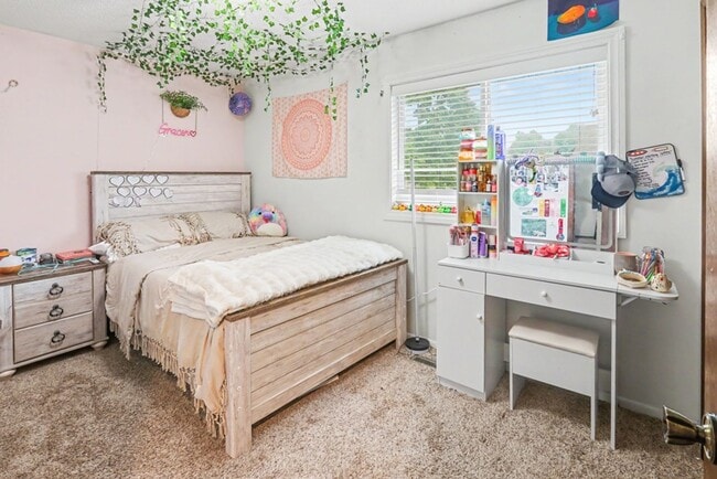 Building Photo - Rent: $1650, Cute 3 Bedroom Home