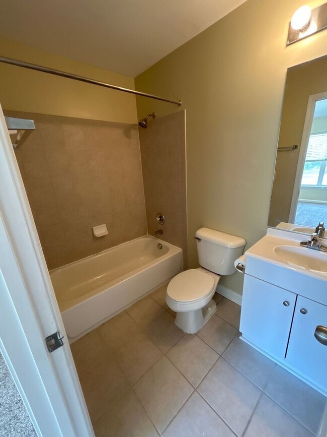 Foto del edificio - One Bedroom Available in this Three Bedroom Townhouse, Male Applicant!