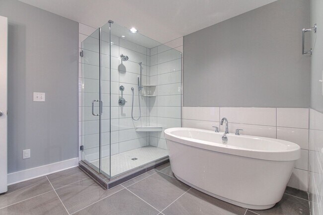 Building Photo - AVAILABLE NOW. BEAUTIFUL HOME WITH HUGE PA...