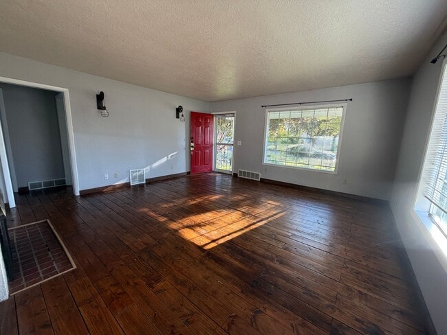 Building Photo - MOVE IN SPECIAL: HALF OFF FIRST MONTH'S RENT:2 Bedroom 2 Bath Single Family Home