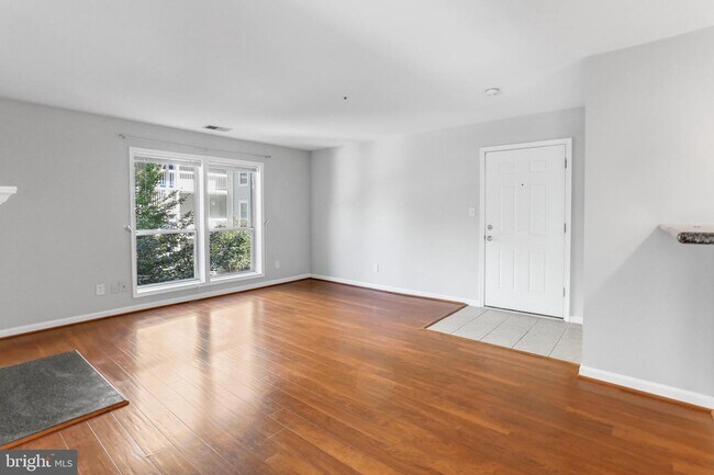 Foto del edificio - 3176 Summit Square Dr