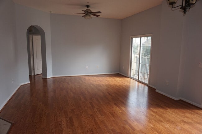 Building Photo - Excellent & Spacious 2/2 with 1 Car Garage...