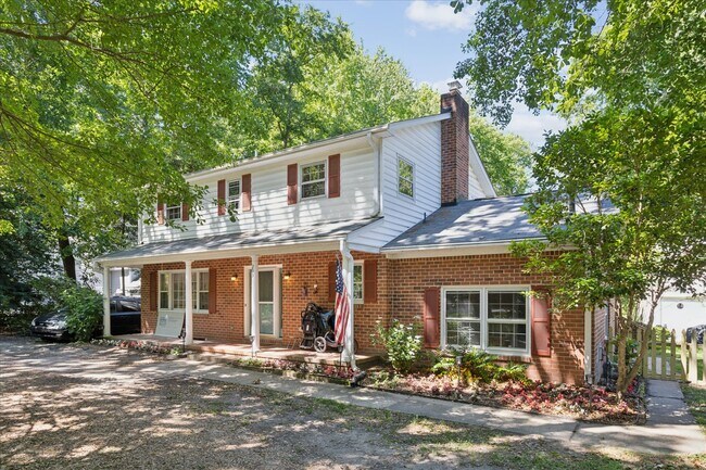 Building Photo - 203 Pinehurst Dr